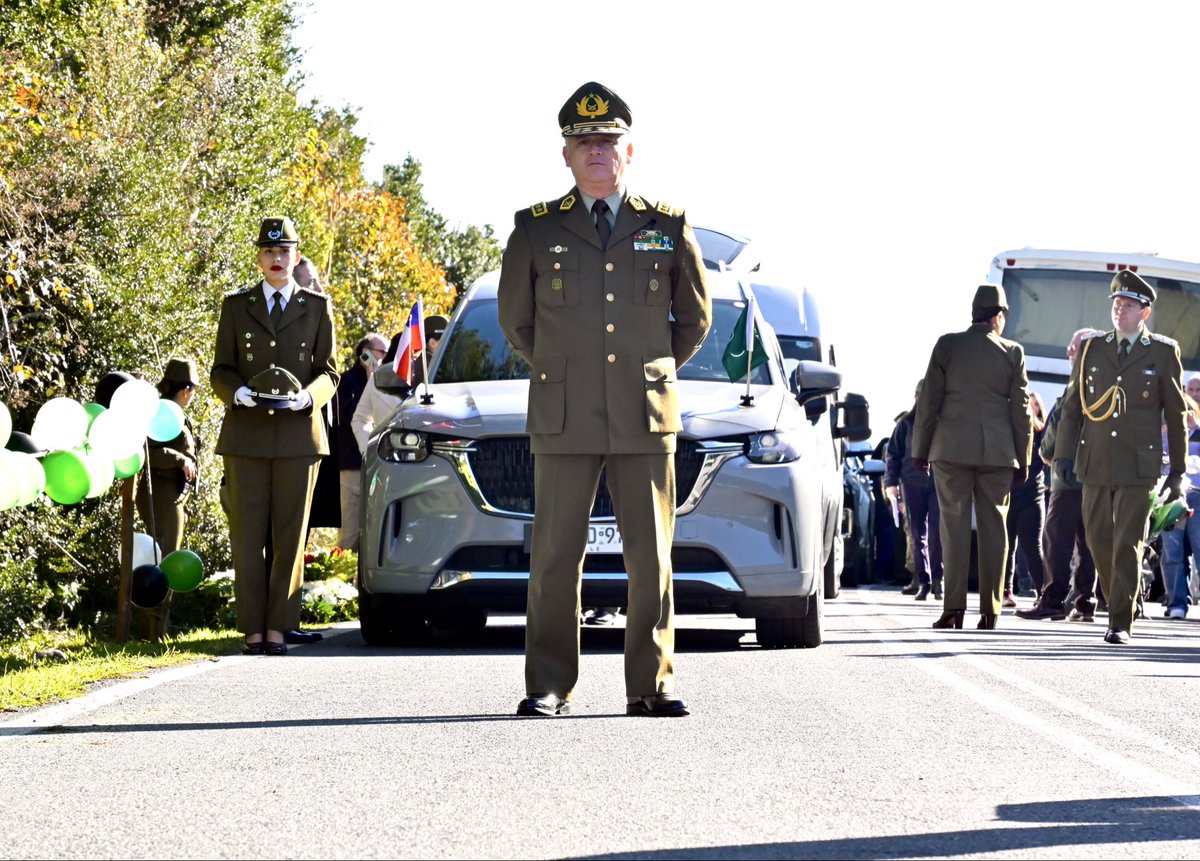 Carabdechile's tweet photo. 📍Región de Los Lagos: Junto a toda la comunidad de Hualaihué, y encabezado por el General Director; Marcelo Araya, el Grupo de Operaciones Policiales Especiales (GOPE) y la familia de nuestro mártir, despedimos con profundo pesar al S.O.M. Marcos Javier Cosme Barquero (Q.E.P.D.), quien entregó su vida con valentía y honor por un Chile más seguro.

El cariño, el respeto y el acompañamiento de su familia, camaradas y vecinos reflejan que su ejemplo de servicio, compromiso y entrega permanecerá por siempre en la memoria de nuestro país. Su legado vivirá en cada carabinero que, con la misma vocación, continúa trabajando por la seguridad de todos.
#OrdenyPatria