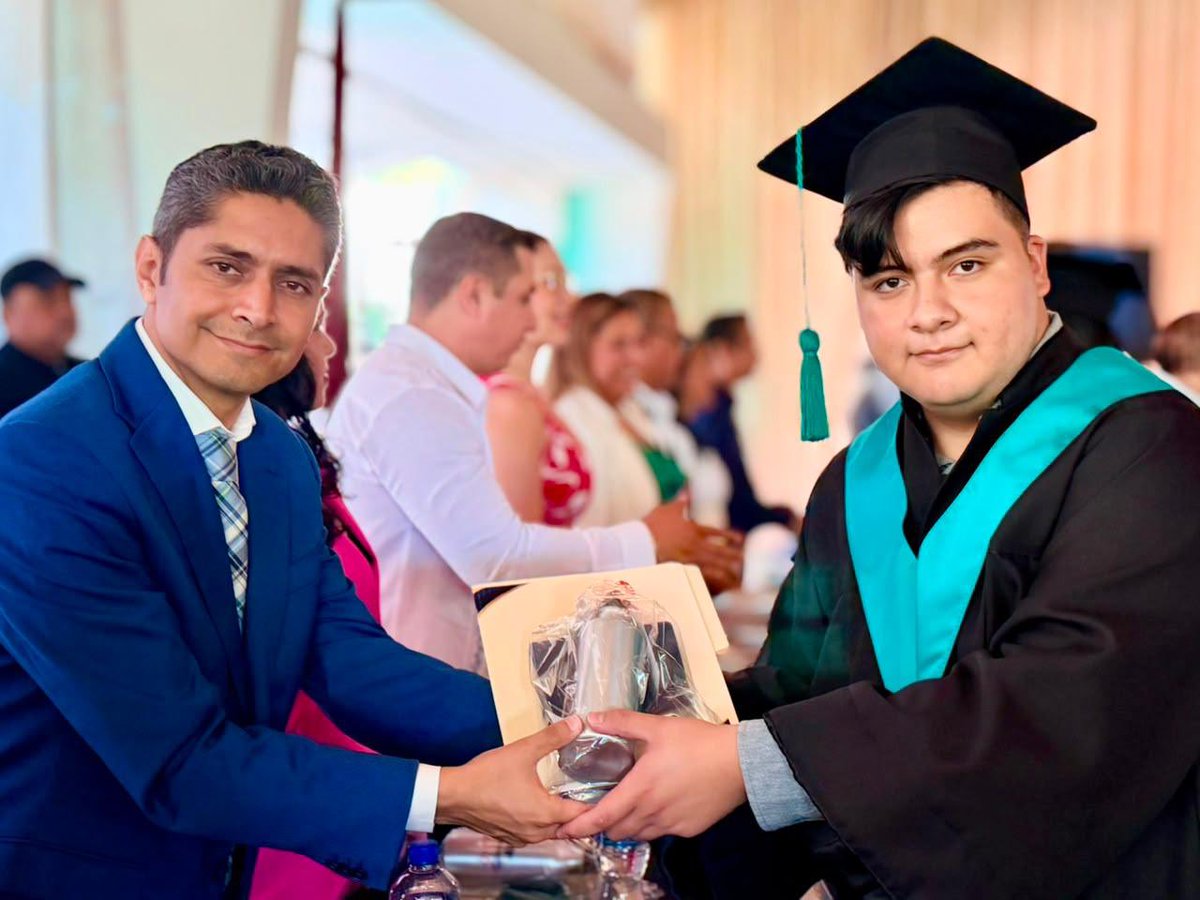 IEBEM_'s tweet photo. La educación no concluye al terminar un nivel académico; es un proceso permanente que transforma vidas, fortalece valores y abre oportunidades.

¡Felicidades por este logro! 🎓

#LaTierraQueNosUne https://t.co/RLFAtpt6Nn