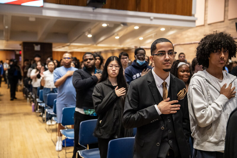 NYCYouth's tweet photo. At One Police Plaza, SYEP participants preparing to intern with the @NYPD this summer gathered for orientation, where they heard from NYPD executives and DYCD Commissioner Escamilla-Davies before beginning their internships.
#SYEP #DYCD #NYPD #NYCYouth #FutureLeaders https://t.co/DeYVu2GcFn