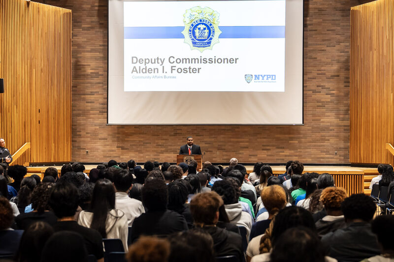 NYCYouth's tweet photo. At One Police Plaza, SYEP participants preparing to intern with the @NYPD this summer gathered for orientation, where they heard from NYPD executives and DYCD Commissioner Escamilla-Davies before beginning their internships.
#SYEP #DYCD #NYPD #NYCYouth #FutureLeaders https://t.co/DeYVu2GcFn