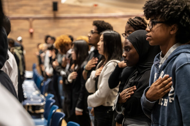 NYCYouth's tweet photo. At One Police Plaza, SYEP participants preparing to intern with the @NYPD this summer gathered for orientation, where they heard from NYPD executives and DYCD Commissioner Escamilla-Davies before beginning their internships.
#SYEP #DYCD #NYPD #NYCYouth #FutureLeaders https://t.co/DeYVu2GcFn