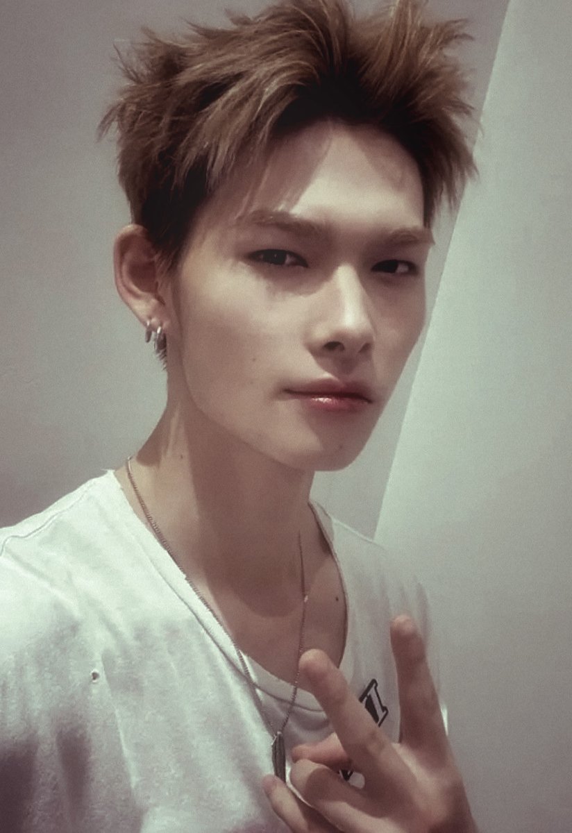 plushienoo's tweet photo. #sunki au | cartas anônimas. 

nishimura riki guarda um segredo desde o começo do ensino médio: está apaixonado pelo seu melhor amigo. mas, sem coragem para revelar a verdade, ele encontra outra maneira de se aproximar. em segredo, começa a enviar cartas anônimas para ele. https://t.co/6ggV5Mnz8Q