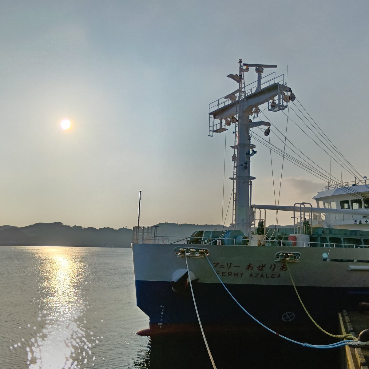 macchanng1691's tweet photo. おはようごじゃりまする😃
下田港でフェリーあぜりあをパシャリ📷️
⚓️🌊🛳️🟦⚪️➰☀✨️🍃🥵
07/21(火)、本日のフェリーあぜりあは全島通常通り運航いたします(神津島 前浜港)🏝️🌊🛳️💨☺️
車両航送、現地港の判断で実施いたします🏝️🌊🛳️🚗
穏やかで優しい素敵な１日になりますように🙏
熱中症対策バッチリとヨロシクちゃん‼️
⚠️🥵💦🚰🧋🧊🆒
佳い１日を‼️😊
グラッチェ✌
＃フェリーあぜりあ ＃神新汽船