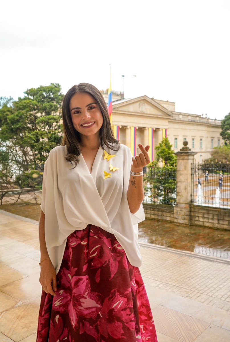 EsmeHernandezSi's tweet photo. Hoy me posesiono nuevamente como su senadora, para seguir poniendo la política al servicio de la vida, de nuestros animales, de las mujeres, del ambiente y del pueblo de Colombia. Que las mariposas amarillas de Gabo nos acompañen en este nuevo camino y nos recuerden que los cambios verdaderos los logran quienes se atreven a defender lo que parecía imposible.