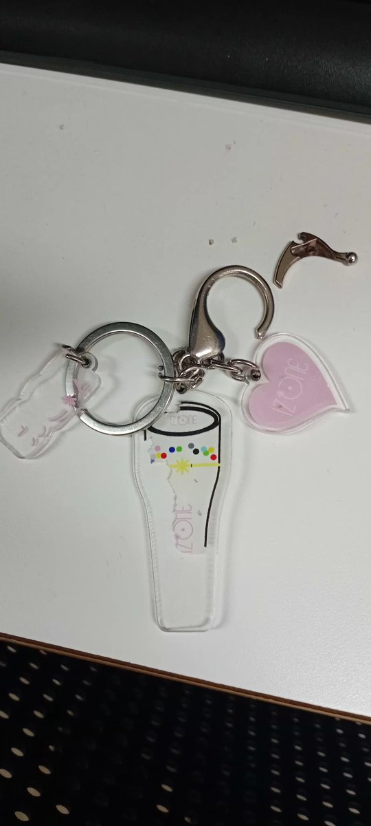 SpoilerAlert48's tweet photo. My IZ*ONE keychain broke today, I had it since 2019 😢 https://t.co/ncPvULofre