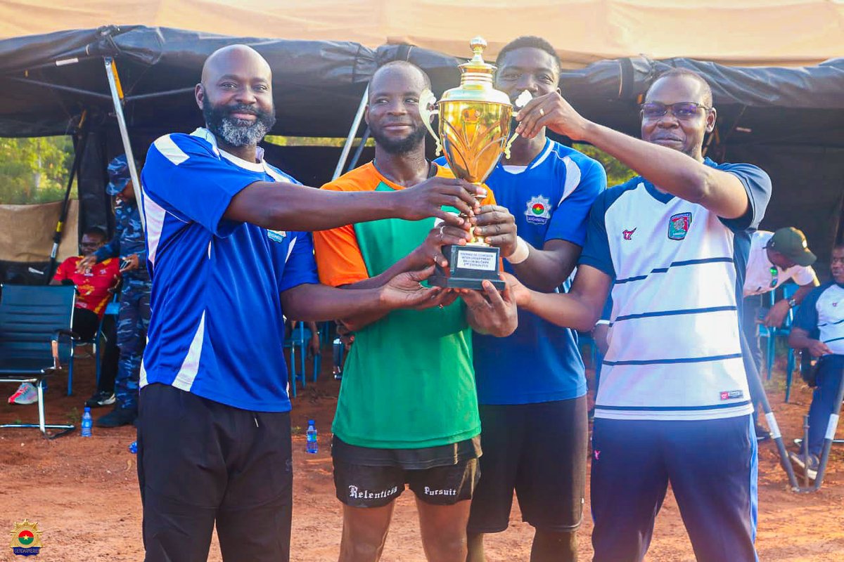 Gendnatbf's tweet photo. Ballon militaire : la 2e édition de la Coupe du Commandant de la 2e Légion de gendarmerie a renforcé la cohésion du personnel tout en permettant de présélectionner les représentants de la Gendarmerie pour la Coupe du CEMGA.
La suite:https://t.co/DTFUpzSoyc https://t.co/agTI6oKXjM