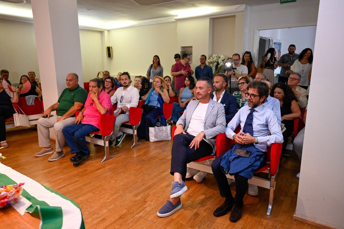 CislPuglia's tweet photo. Premio Anello San Cataldo – 19ª edizione, @CastellucciAnto: Premiare il Conservatorio “Giovanni Paisiello” significa riconoscere talento, #formazione, #lavoro e #futuro.  Per la #CislPuglia la cultura è una leva concreta di sviluppo, inclusione e buona occupazione. (segue) https://t.co/X6IpmKLzHQ