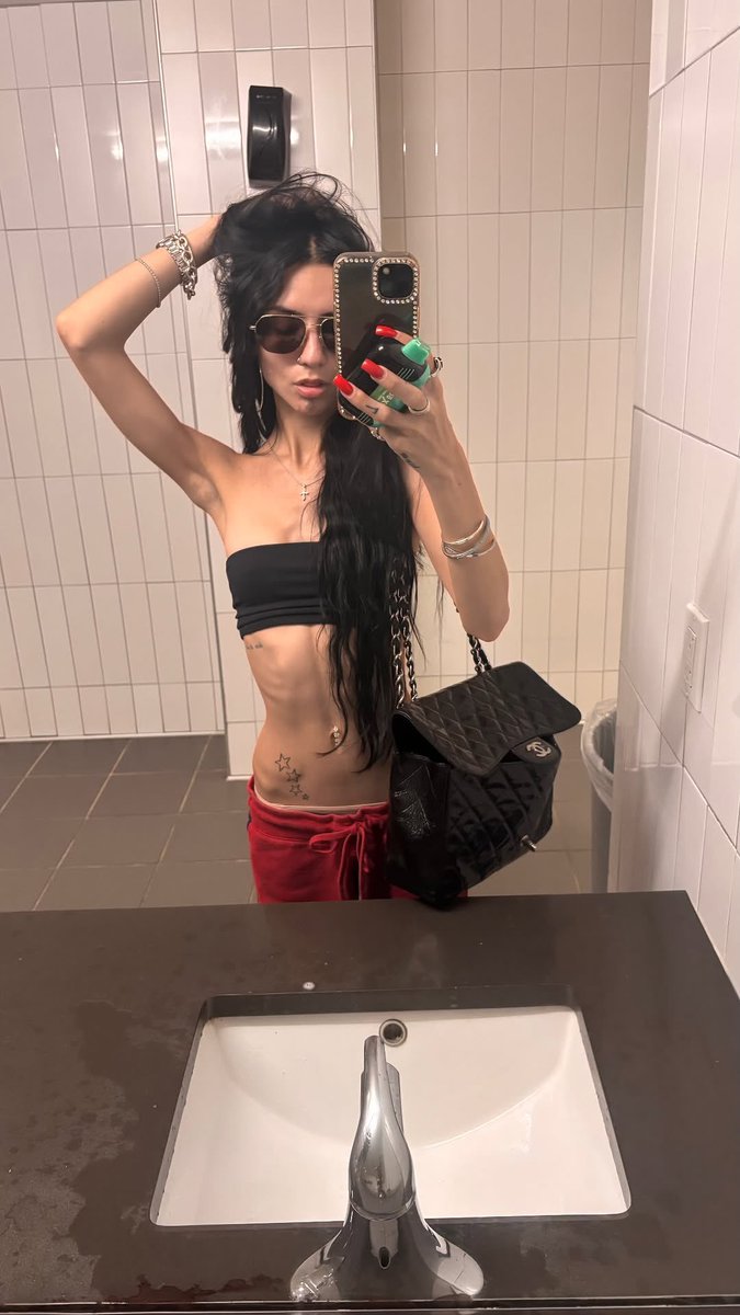 gracehazelxoxo's tweet photo. I never post anything https://t.co/25Zw2ywpNm
