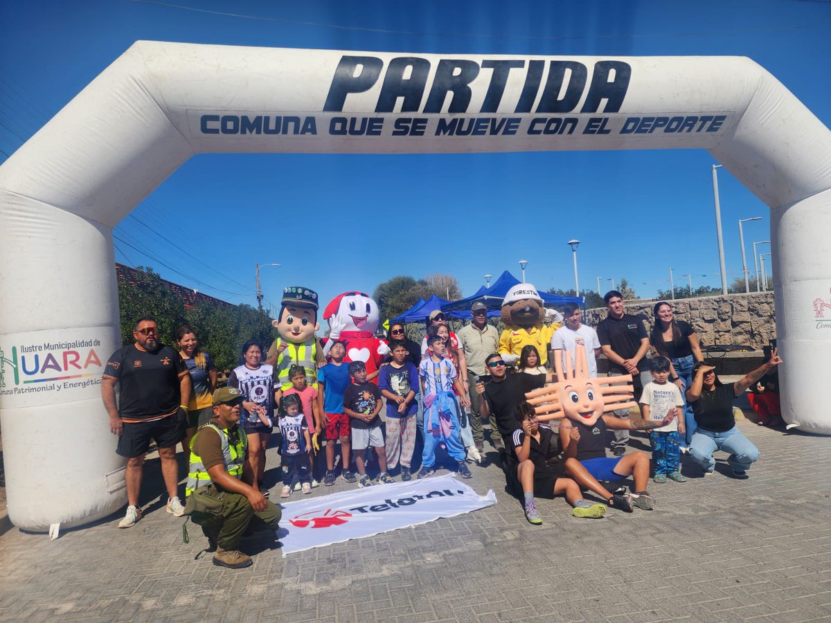 CarabTarapaca's tweet photo. Carabineros de la Subprefectura Fronteriza a través de la P.A.C.I. #Tarapacá participaron en la corrida familiar organizado por la Municipalidad #Huara juntos a la #Conaf y #Teleton apoyando a los niños y adolescentes de la comuna en diferentes actividades.
#CarabinerosDeTodos https://t.co/GzTm0QDMX2