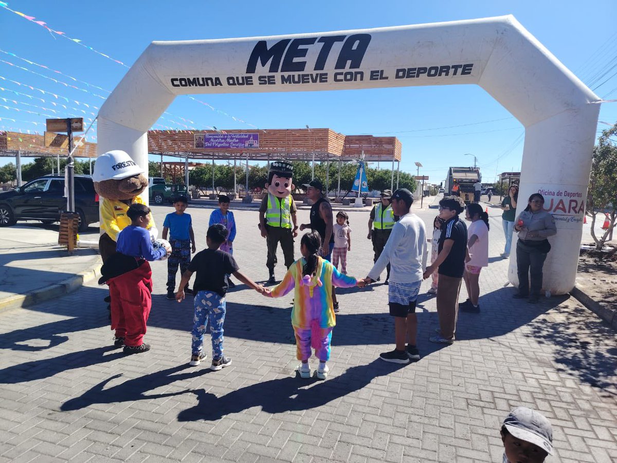 CarabTarapaca's tweet photo. Carabineros de la Subprefectura Fronteriza a través de la P.A.C.I. #Tarapacá participaron en la corrida familiar organizado por la Municipalidad #Huara juntos a la #Conaf y #Teleton apoyando a los niños y adolescentes de la comuna en diferentes actividades.
#CarabinerosDeTodos https://t.co/GzTm0QDMX2