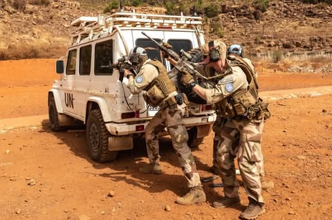 WarFlash_2630's tweet photo. 🇳🇴G-WAGON TECHNICAL: Norwegian UN Soldiers stationed in Mali conducting tactical exercises with Heckler &amp; Koch HK416’s, using an Armored G (W461) for cover in Bamako (2021) https://t.co/FXdjxKB8LC