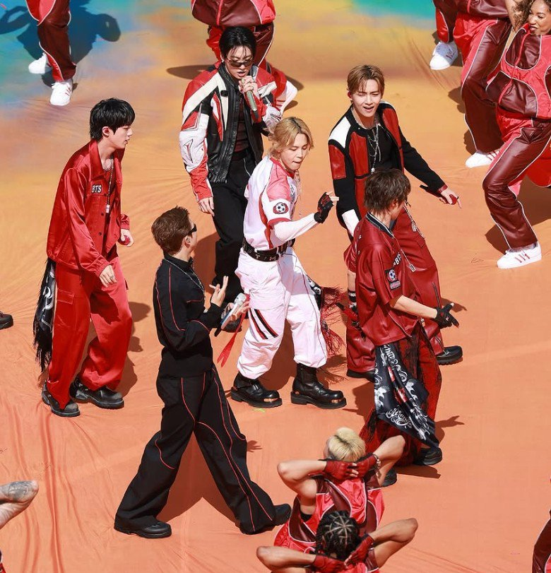Deezer's tweet photo. Still riding off last night's #WorldCup win and #Halftime show🏆🇪🇸 
Which was your favorite moment? ✨

#Madonna #BTS_WorldCup #JustinBieber #Shakira #BurnaBoi https://t.co/STwS831ZW2