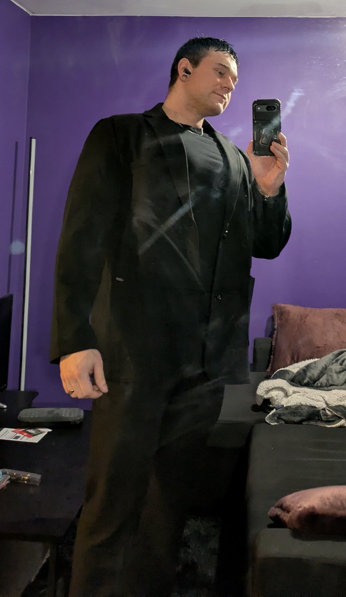 GrowingPhe2's tweet photo. This looked like such a cute lil fit on the 170lb male model, but on me it just makes me look like a nightclub doorman 😭😭 https://t.co/UmxLFCyB7c