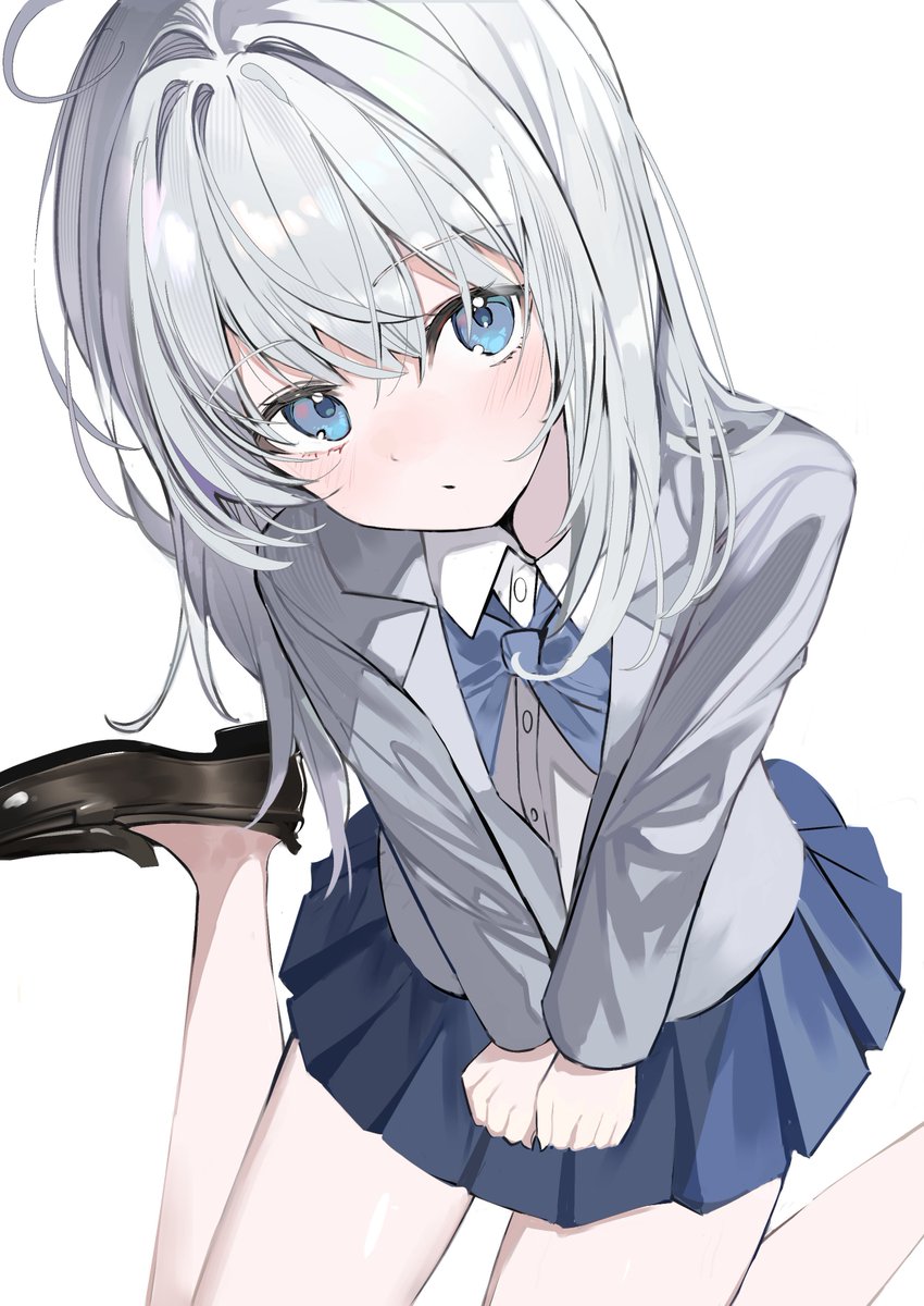 aroamoyasi's tweet photo. 銀髪制服 https://t.co/qWKBDxOWPI