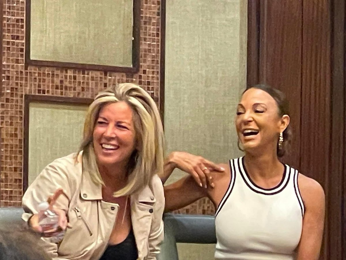 Carlyandava1's tweet photo. At an event #evalarue and #laurawright https://t.co/LReMDrmNWL