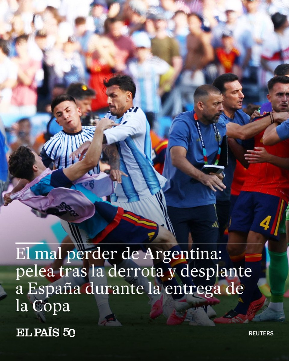 elpais_america's tweet photo. Argentina convirtió el partido en un festival constante de patadas y faltas. La permisividad del colegiado ante las reiteradas faltas de la Albiceleste marcó una final que derivó en una trifulca en la que Paredes agarró del cuello a Eric García https://t.co/4tVVMFLdxs https://t.co/MNsZm7UDgA