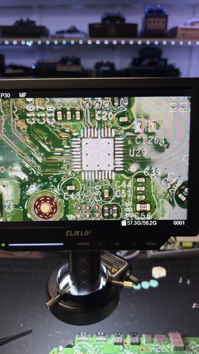 pocketmodz's tweet photo. 🧵 (2/3) 

The obvious culprit after looking inside was the completely dried out thermal paste. After further investigation the HDMI IC retimer chip was dead causing no visual output and needed to be replaced. Swapped out the thermal pads also for good measure. https://t.co/1Xima7AP2e