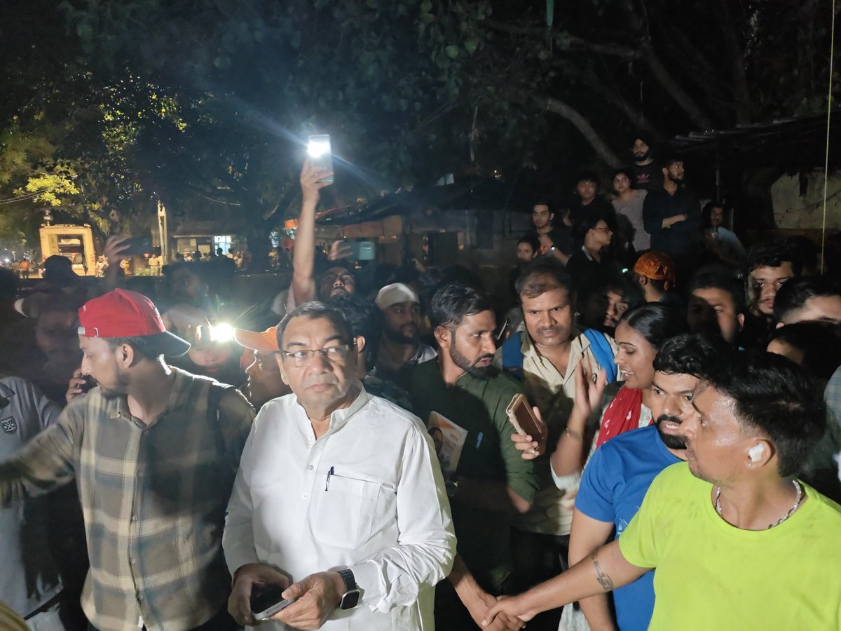 DrSushilKrGupta's tweet photo. मैं अभी जंतर-मंतर प्रदर्शन स्थल पर युवाओं के बीच @abhijeet_dipke के साथ हूं। यहां अभी रात 10:50 पर हजारों युवा धरना स्थल पर उपस्थित हैं। मोदी सरकार धरना खत्म करने की झूठी अफवाह फैला रही है।
जंतर-मंतर पर युवाओं की यह गूंज केंद्र सरकार के लिए स्पष्ट संदेश है! 📢
आज लाखों युवाओं ने शांतिपूर्ण प्रदर्शन के साथ सड़कों पर उतरकर अपने हक की आवाज़ उठाई लेकिन तानाशाह मोदी सरकार ने छोटे बच्चों, छात्र-छात्राओं पर बुरी तरह लाठीचार्ज किया एवं आंसू-गैस के गोले छोड़कर आतंकवादियों जैसा दुर्व्यवहार किया। सरकार युवाओं को गुमराह करने की कोशिश भले करे, लेकिन यह जागरूक युवा अब अपने भविष्य के लिए आर-पार की लड़ाई लड़ रहा है।
अन्याय के खिलाफ यह संघर्ष थमने वाला नहीं है! युवा न थके है, न हारे हैं
लड़ेंगे-जीतेंगे💪🇮🇳 
@Cockroachisback  @AamAadmiParty #JantarMantar #YouthPower #Dharmendra_Pradhan_must_resign #StudentsVoice