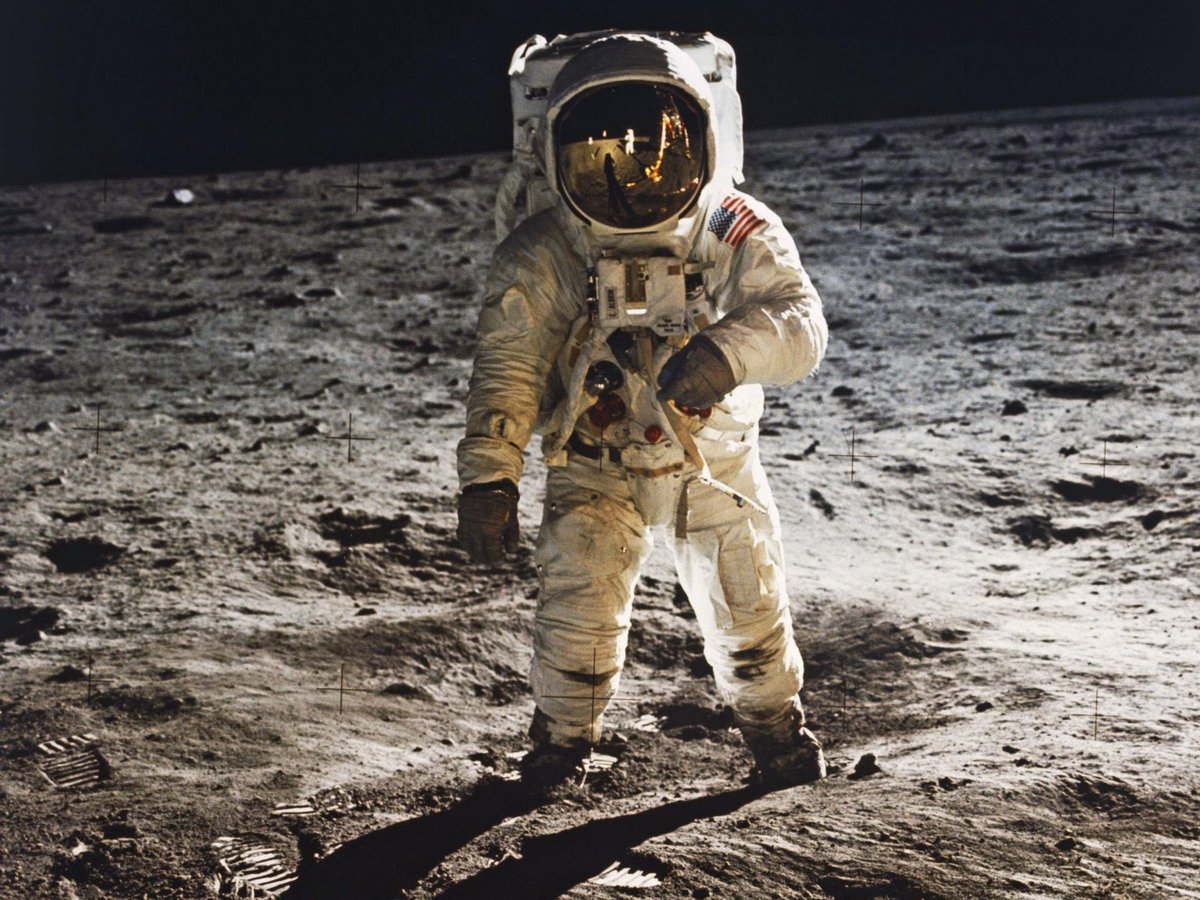 PatoAviador's tweet photo. Hoy hace 57 años, el ser humano llegó por primera vez a la Luna.

Por supuesto, hay quien sostiene que fue un montaje. Porque fingir seis alunizajes a lo largo de varios años, engañar a la Unión Soviética (y de paso a medio mundo) y mantener durante décadas una conspiración de semejante magnitud debía de ser muchísimo más sencillo que construir un cohete.

Feliz aniversario.