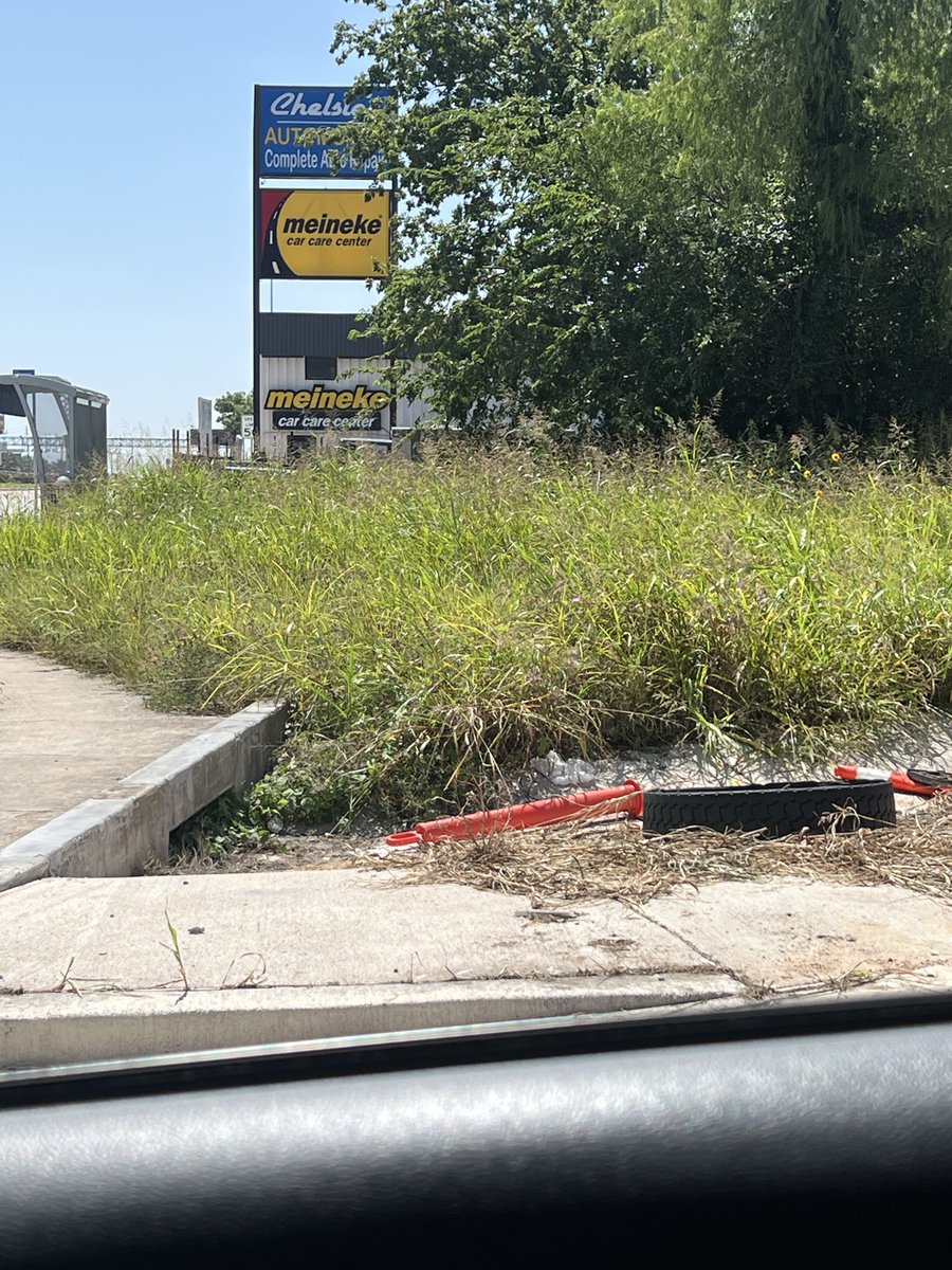 Ladybirdyo's tweet photo. @TxDOTAustin Can you help, is this your area? Barrington way/183 service rd, heading south.  Grass is 7feet tall.  #district6 @cmkristalaine https://t.co/ZhXetAp79l