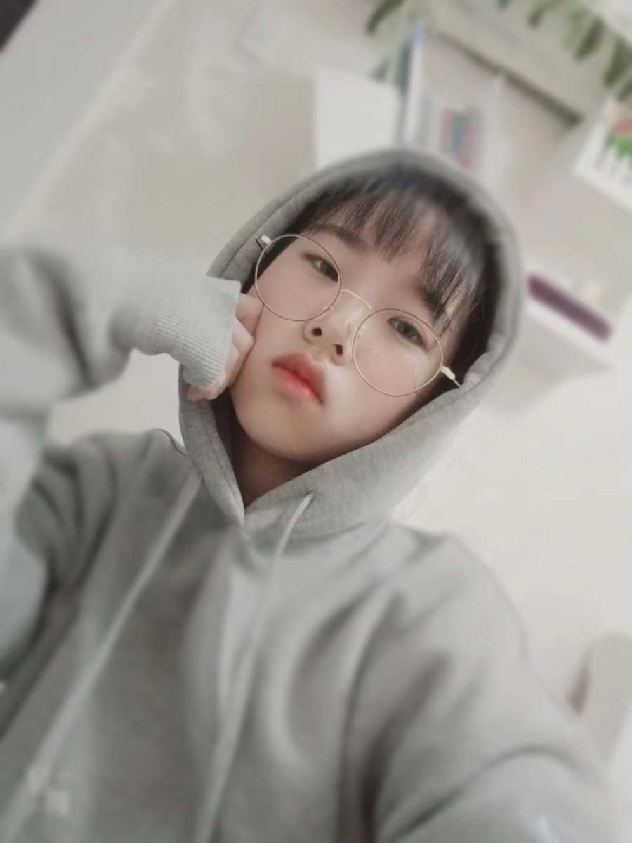 Baiizn's tweet photo. 还是高中生喔~有没有小狗想对着我撸的~ https://t.co/s5rvbtTNHW
