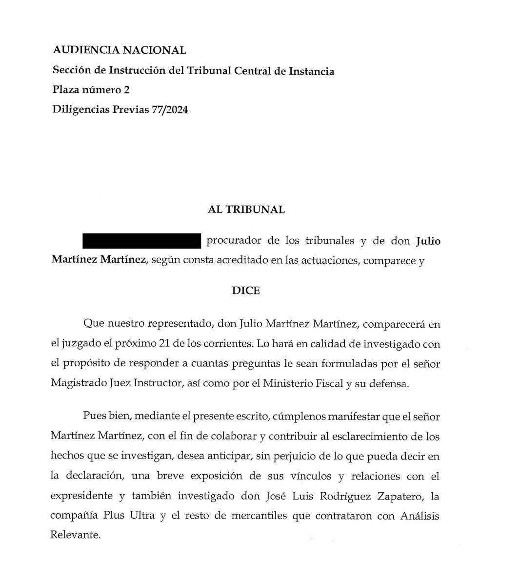 elequidistante's tweet photo. Ayer ganamos el Mundial y hoy, lunes, la actualidad judicial ya nos ha devuelto a la realidad. 

Ni un día de respiro.

Y lo de hoy en el caso Plus Ultra es importante, porque los dos Julios parecen dispuestos a tirar de la manta.

Julio Martínez Martínez, el intermediario, declara mañana como investigado ante el juez Calama, y esta mañana ha entregado un escrito de seis páginas adelantando lo que piensa contar. 

Julio Martínez Sola, cofundador de Plus Ultra y hoy su máximo accionista, también investigado, ha presentado otro de cincuenta y seis páginas con las facturas dentro. 

Son tocayos, por cierto: en los WhatsApps intervenidos a Martínez Martínez lo llaman así, "el tocayo".

Me los he leído enteros. 

Cada uno apunta hacia otro lado, pero en lo esencial coinciden: Plus Ultra pagó una comisión del 1% por el rescate público de 53 millones.

En el hilo os explico cuatro cosas. 

Cómo se pagó ese 1% y por qué el dinero no aparecía por ninguna parte, qué dicen los escritos sobre Zapatero, de dónde salió el dinero con el que la aerolínea aguantó hasta que llegó el rescate, y qué alega Plus Ultra en su defensa, incluido lo que su escrito no cuenta.

Vamos allá. 🧵