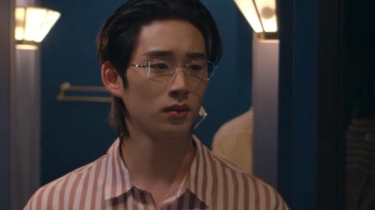 jwillestt's tweet photo. pond teasing est about the song he choose on his ig post and est remember us RomeMok break up okay..😭😭💔

🐻: “Your song is amazing, bro.” (the song est choose on his post)
🦈: “First heartbreak… kinda nervous.” 

#WilliamEst #ppnaravit https://t.co/KxM6uVl6BV