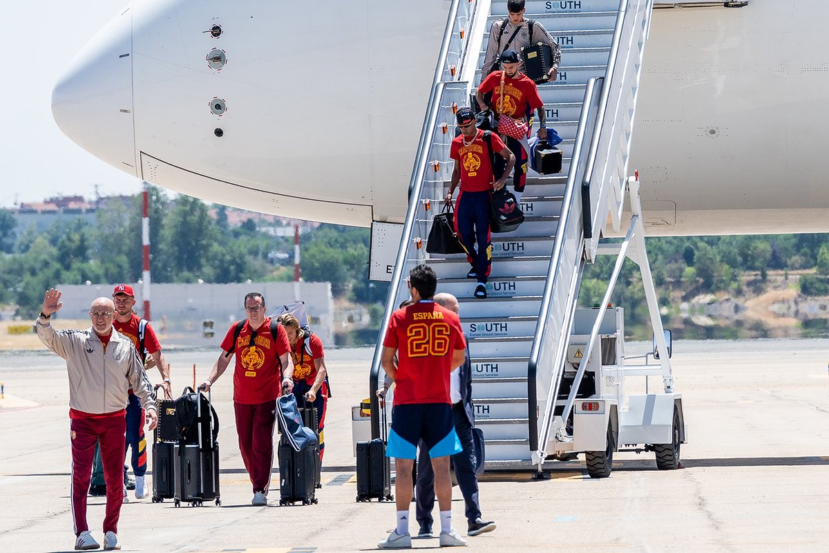 Iberia's tweet photo. ¡Bienvenidos a casa, campeones! 🇪🇸🏆

Despegamos juntos con ilusión y volvemos con la Copa del Mundo. Gracias, @SEFutbol, por dejarnos ser parte de vuestra historia.

Un orgullo traeros de vuelta, equipo. ¡Ahora la celebración continúa en tierra! https://t.co/sU0tDu4sM9