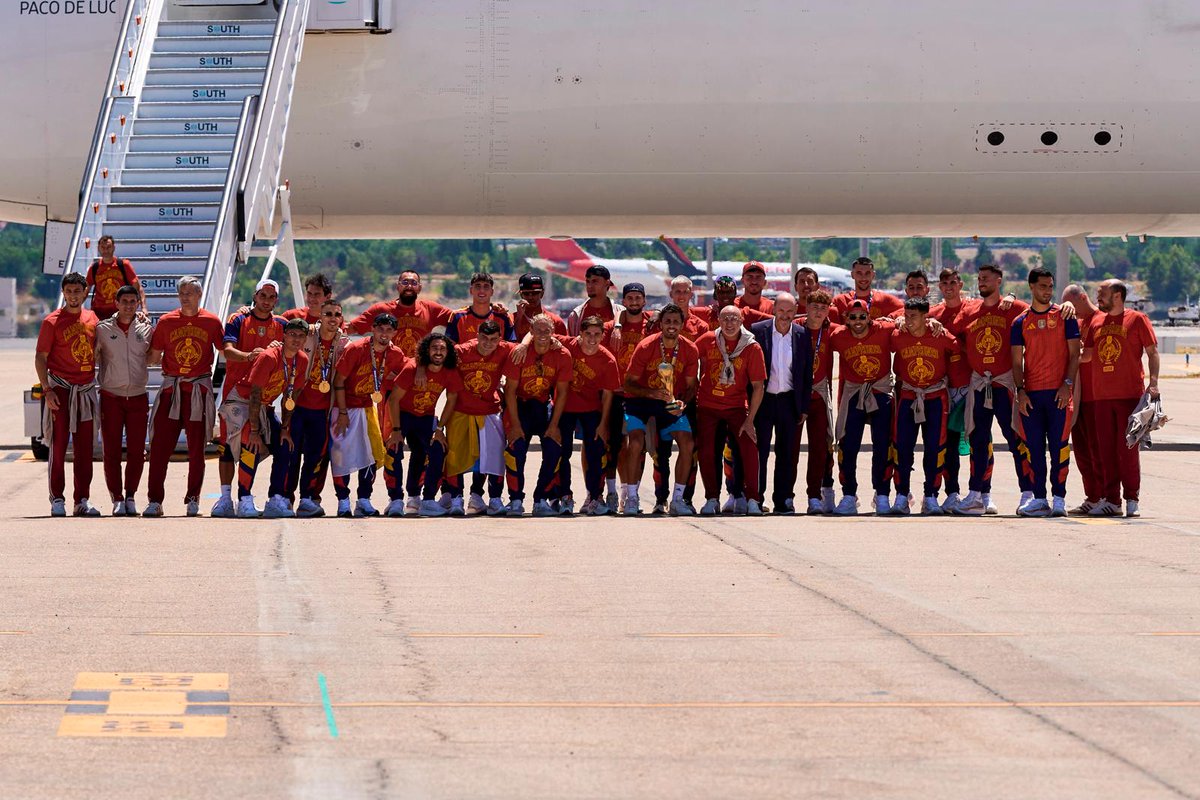 Iberia's tweet photo. ¡Bienvenidos a casa, campeones! 🇪🇸🏆

Despegamos juntos con ilusión y volvemos con la Copa del Mundo. Gracias, @SEFutbol, por dejarnos ser parte de vuestra historia.

Un orgullo traeros de vuelta, equipo. ¡Ahora la celebración continúa en tierra! https://t.co/sU0tDu4sM9