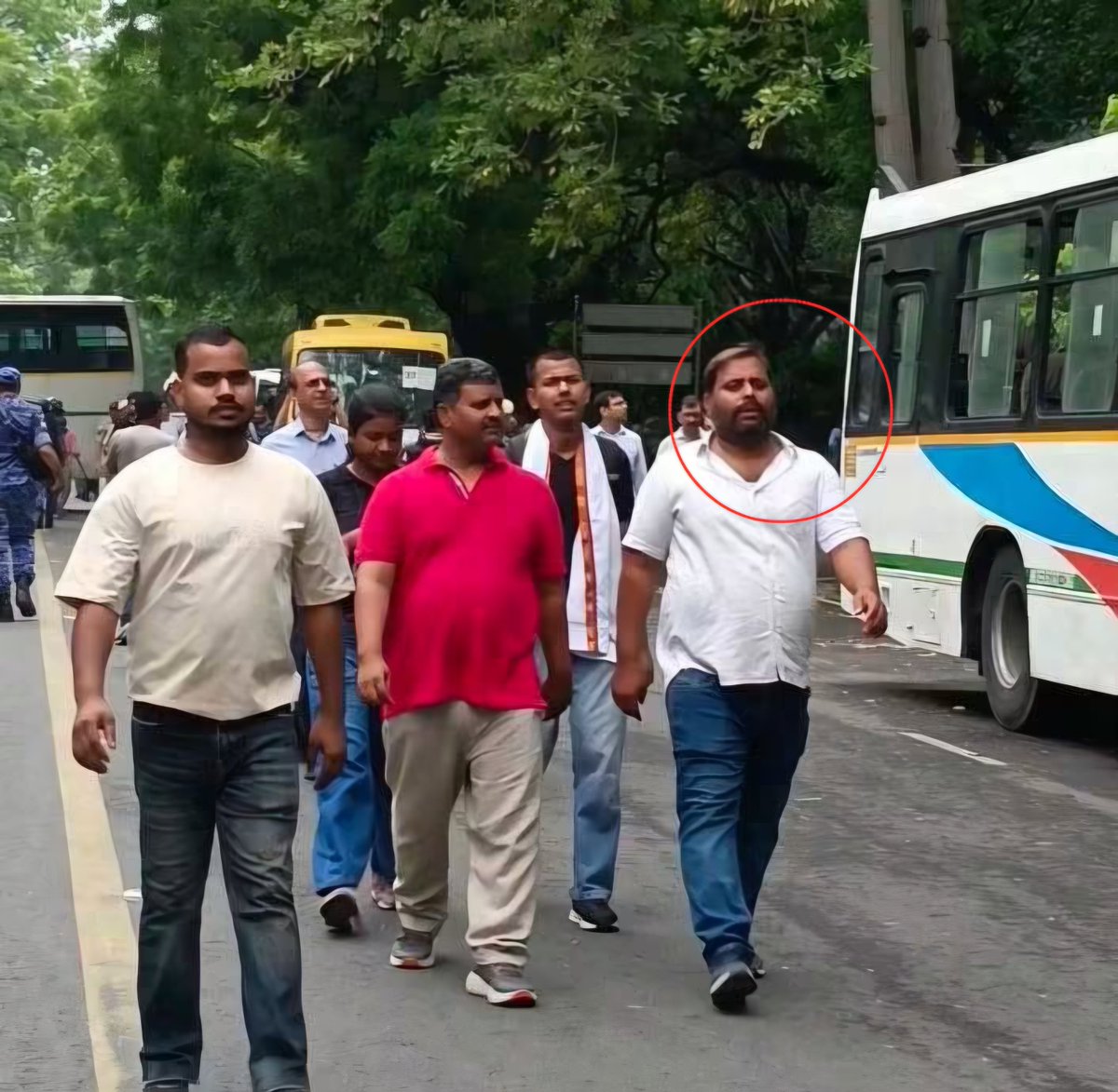 VijayGajeraO's tweet photo. Found another Samajwadi Party goon on the road in Delhi protest.

Is he Gen Z? https://t.co/FLiIjNPrxZ