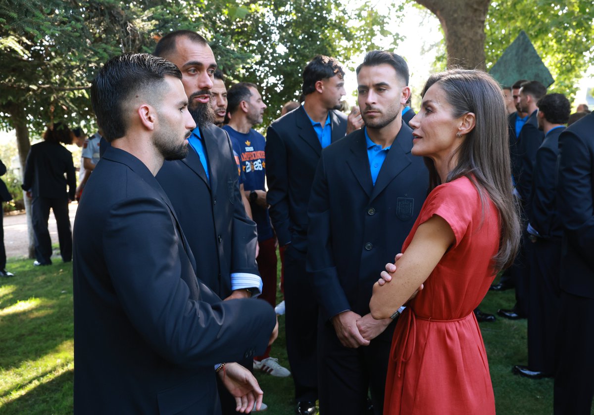 CasaReal's tweet photo. Encuentro de los Reyes, la Princesa de Asturias y la Infanta Sofía con la Selección Española Masculina de Fútbol, campeona de la #CopaMundialFIFA 2026.

#VamosEspaña |  #FIFAWorldCup https://t.co/FPNOdwcjjo