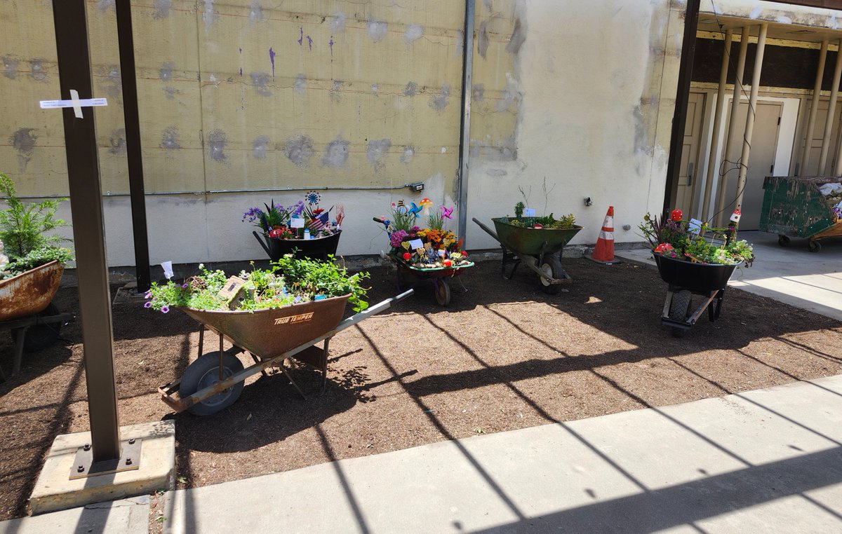 FSJordanCollege's tweet photo. Our faculty are making the most of summer! Plant Science faculty member Ronald Nishinaka served as a judge at the Merced County Fair's Outdoor Gardens event, where creative landscapes and mini gardens were on full display. 🌿🌸 https://t.co/MXPTuOvyR3