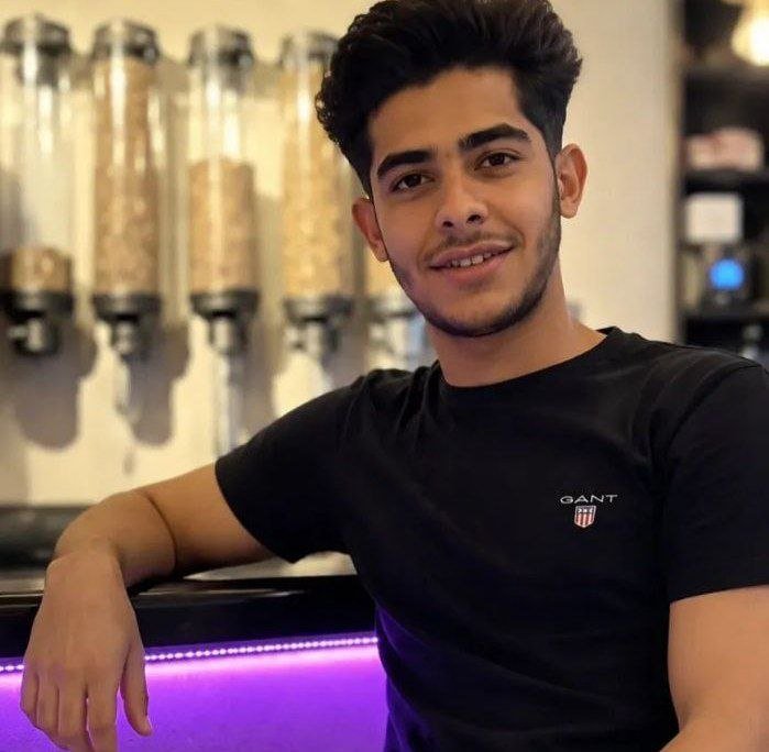 liowyyu's tweet photo. 19-year-old Amirhossein Maleki is at risk of execution in Iran. The details of his sentence remain unclear, but his life is in danger. Silence will not save him. #Amirhossein_Maleki #StopExecutionsInIran #SayTheirNames https://t.co/hHWuMHJWgn