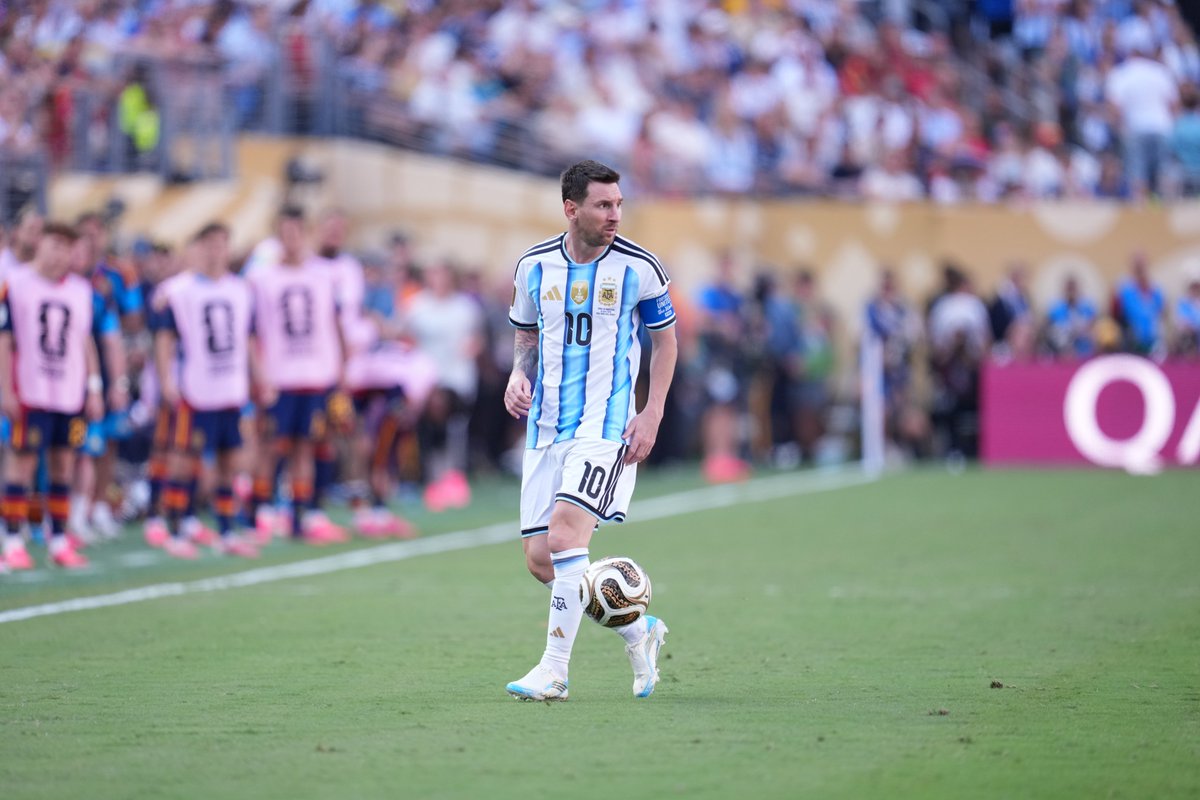 sporx's tweet photo. Lionel Messi: "Acı çok büyük ve bu yaranın iyileşmesi zaman alacak ancak aynı zamanda tüm güzel anıları da kalbimde saklayacağım.

Her şeyimizi ortaya koyarak geri döndüğümüz ve hafızalarda sonsuza dek kalacak maçları, bu grubun çalışması ve çabasıyla birleşen tüm ülkenin desteğini; bu destek sayesinde bir kez daha dünyanın en iyileri arasına girmeyi başardık. 

Bugün yaptıklarımızın değerini tam olarak kavramak zor ama bu takım arka arkaya iki Dünya Kupası finaline ulaştı.

Her mesaj için içtenlikle çok teşekkür ederim. Bir kez daha ülke olarak bir araya gelmeyi başardık ve hep birlikte, Arjantinli olmanın gururunu paylaştık.

Ayrıca şampiyonluk için İspanya'yı da tebrik ediyorum."