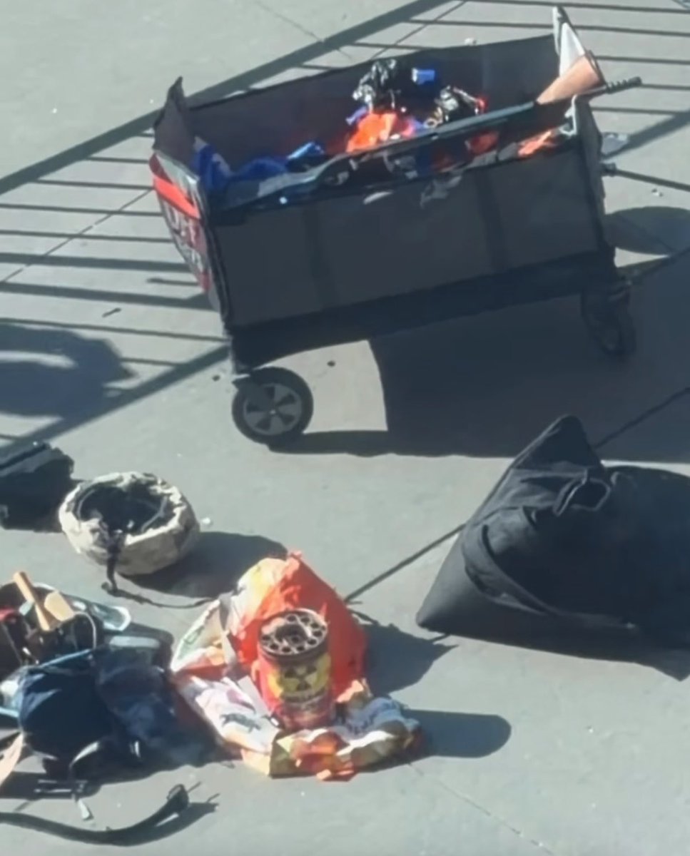 OYourNameHereO's tweet photo. Quick action by law enforcement prevented a potential tragedy at the NYC federal building. Suspect’s cart and weapons shown on the right. This could have been so much worse. https://t.co/9z7TXhRGsO