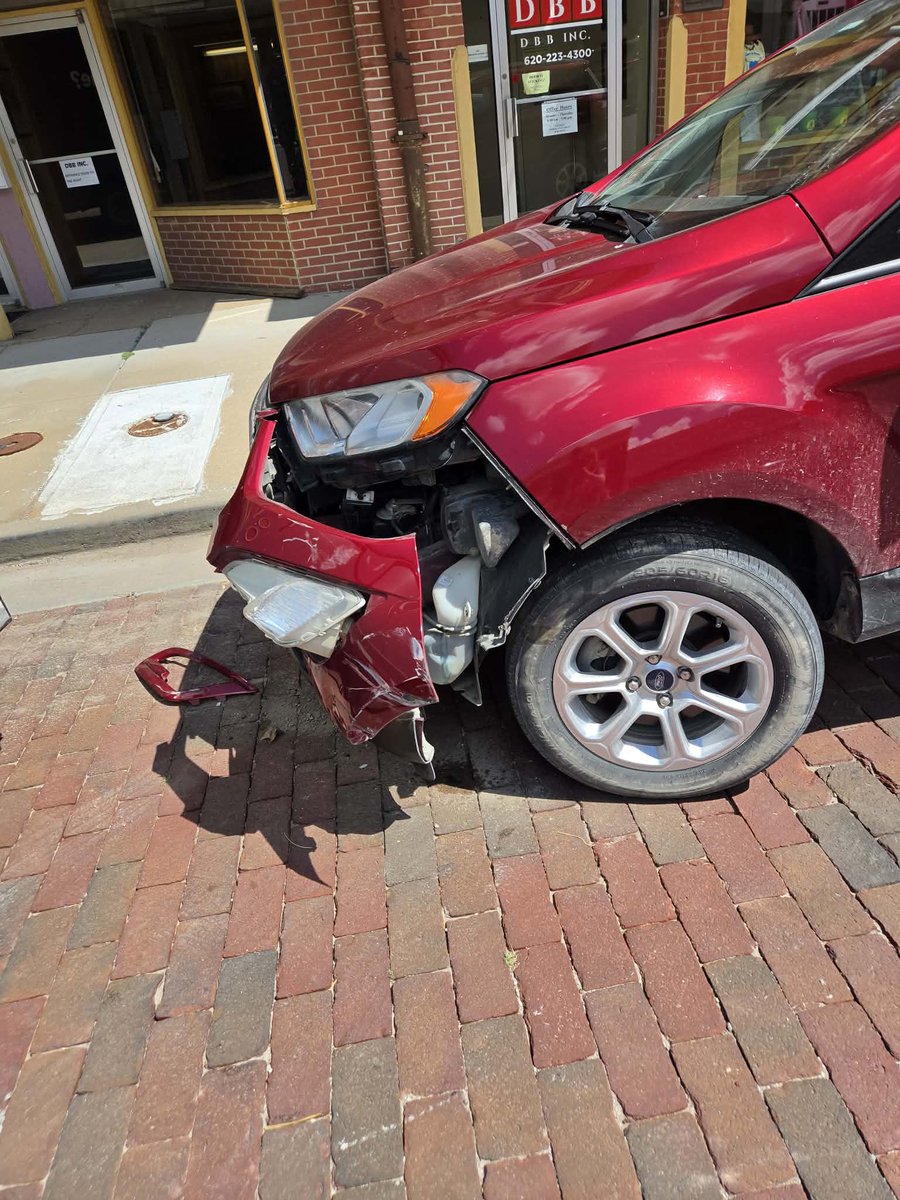 FirDaddy51's tweet photo. Quick shoutout to @amazon for trying to make it seem like their driver wasn’t at fault for hitting my girlfriend’s mom’s car while she was parked at a restaurant…almost three weeks since the incident and they still have to “investigate” and won’t pay for a rental #amazon https://t.co/9WVpGyrX8v