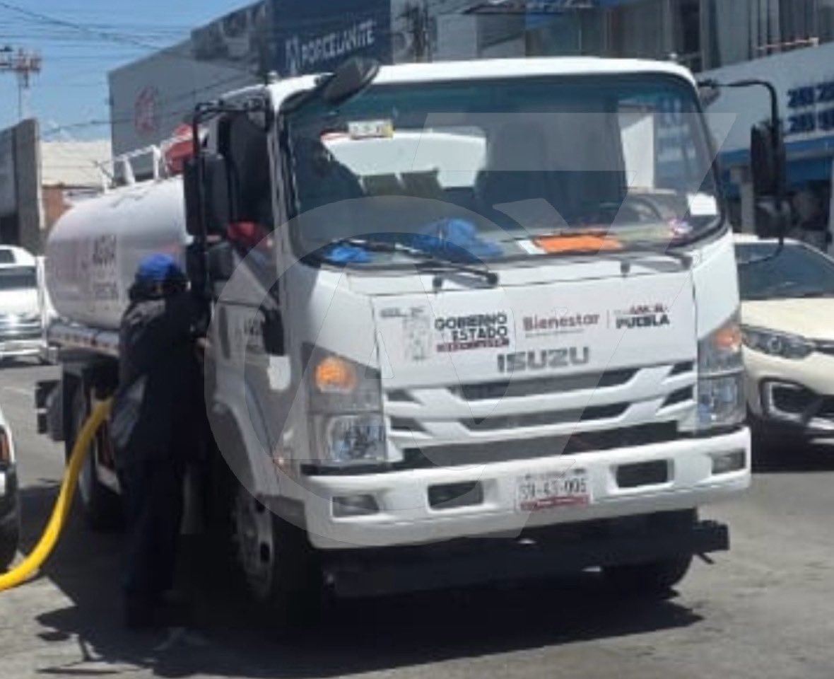 angulosiete's tweet photo. #ReporteCiudadano | Captan a pipa de Agua para el Bienestar dando suministro a departamentos, ubicados sobre la 25 poniente entre 29 y 31 sur, en la cual imperan negocios de piso y accesorios para baños.

De acuerdo a @Bienestar_Pue la distribución se daría a colonias de las zonas marginadas, donde se carece del vital líquido. El programa inició el 15 de junio.

Una primera entrega duraría seis meses y medio y contempla entregar más de 412.8 millones de litros para beneficiar a 36 mil familias.

El arranque del programa fue en la colonia Santa Lucía, al sur de la capital poblana, donde vecinos reportaron la carencia de más de una década en este servicio.