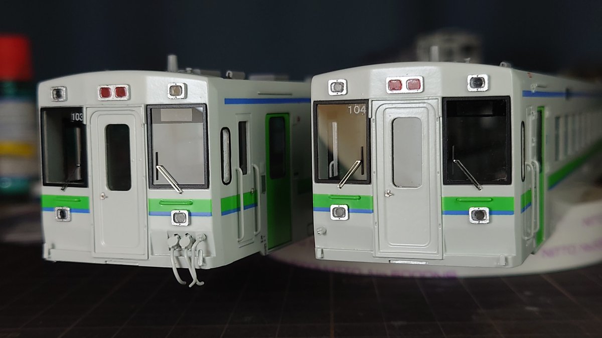 tamasanpe's tweet photo. キハ150-100続きです。
ガラス類全部入りました。フロントガラスはt0.2のアクリルを外側からはめ込み、付属の窓枠部品を取り付けてます。他のガラスも全てアクリル製です。
ワイパーはシャープで強度の高いトレジャータウン製に交換しました。
これから鬼門の電装と下回りの作業に入ります。 https://t.co/Nay044AEYZ