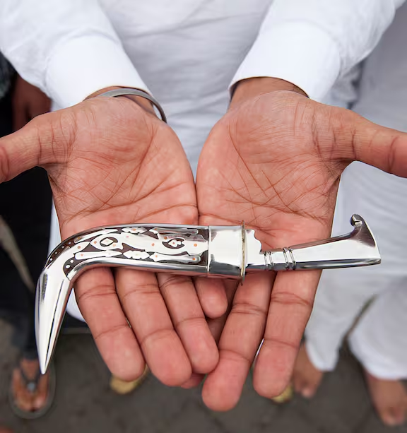 0haraBrian's tweet photo. @ImMeme0 He should have been kicked out. He was wearing a sword. Kirpans are not that big. This is the ones I have seen. https://t.co/iztONOEFzE