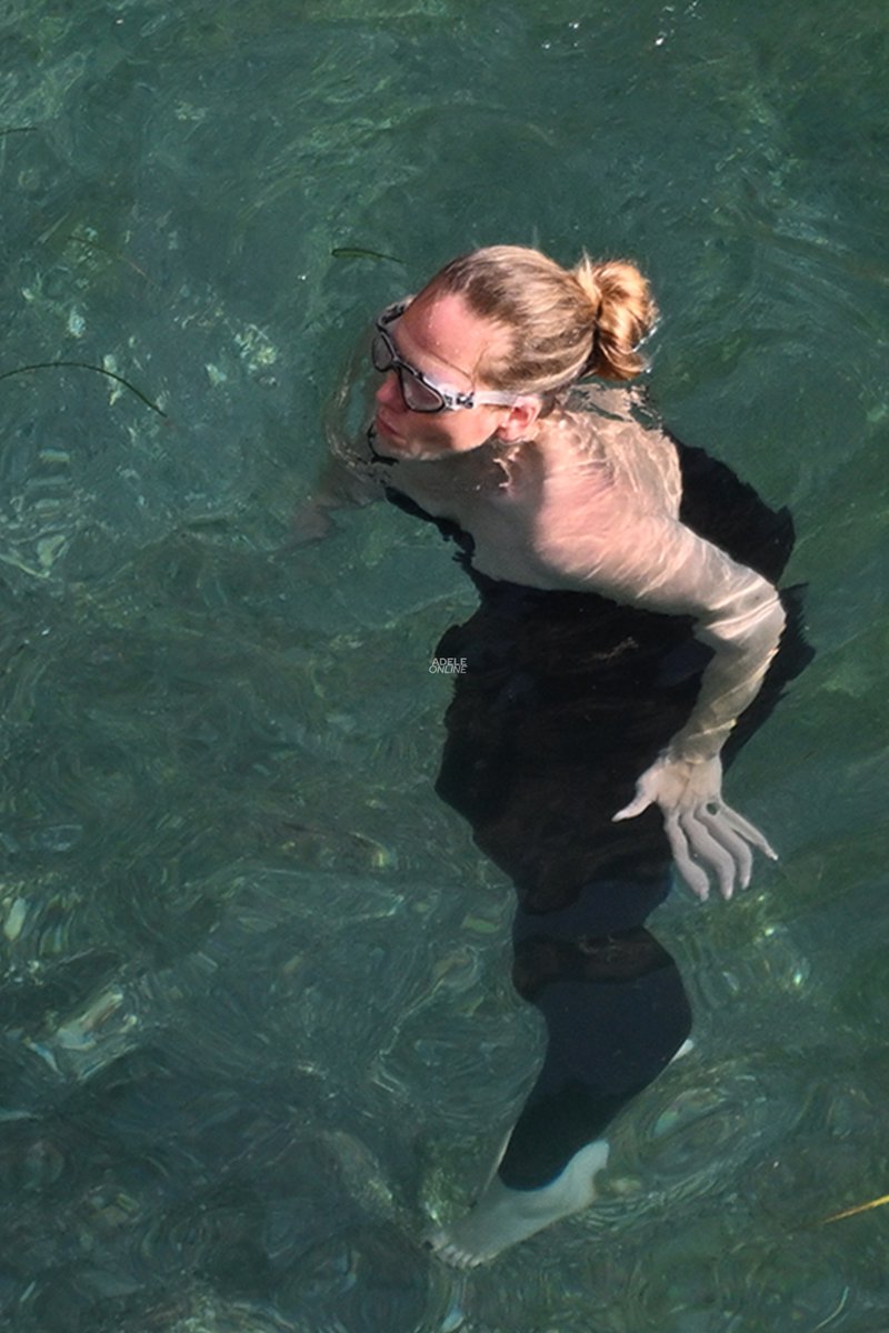 mediaaocom's tweet photo. Adele enjoys a day out on the Amalfi Coast during her holiday in Salerno, Italy (July 19). https://t.co/6G5Elk6e4V