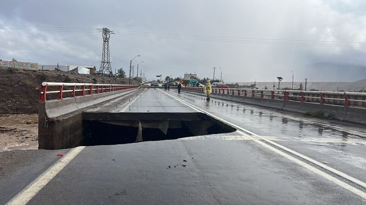 MOP_Atacama's tweet photo. 𝐌𝐎𝐏 𝐈𝐍𝐅𝐎𝐑𝐌𝐀
🚧 𝐀𝐜𝐭𝐮𝐚𝐥𝐢𝐳𝐚𝐜𝐢𝐨́𝐧 | 𝐑𝐮𝐭𝐚 𝐂-𝟒𝟔

👷‍♀️☝🏻 La seremi de Obras Públicas, Paula Guerrero, junto a equipos de la Dirección de Vialidad, se encuentra en terreno monitoreando la situación registrada en la Ruta C-46, a la altura del km 14.

👷‍♀️☝🏻El puente Maitencillo presenta afectación en su estribo oriente producto de una socavación, por lo que la ruta permanece cortada mientras se realizan las evaluaciones técnicas y se coordinan las medidas necesarias para resguardar la seguridad de las personas.

🚨⚠️ Durante la noche también se registró la caída de un camión al vacío en el sector.

⚠️ 🚧 Se solicita a quienes transiten por la zona respetar la señalización, atender las indicaciones de las autoridades y no intentar cruzar el tramo afectado.

#MOPAtacama #ChileSeCuida #AtacamaSeCuida #Vialidad #EmergenciaAtacama