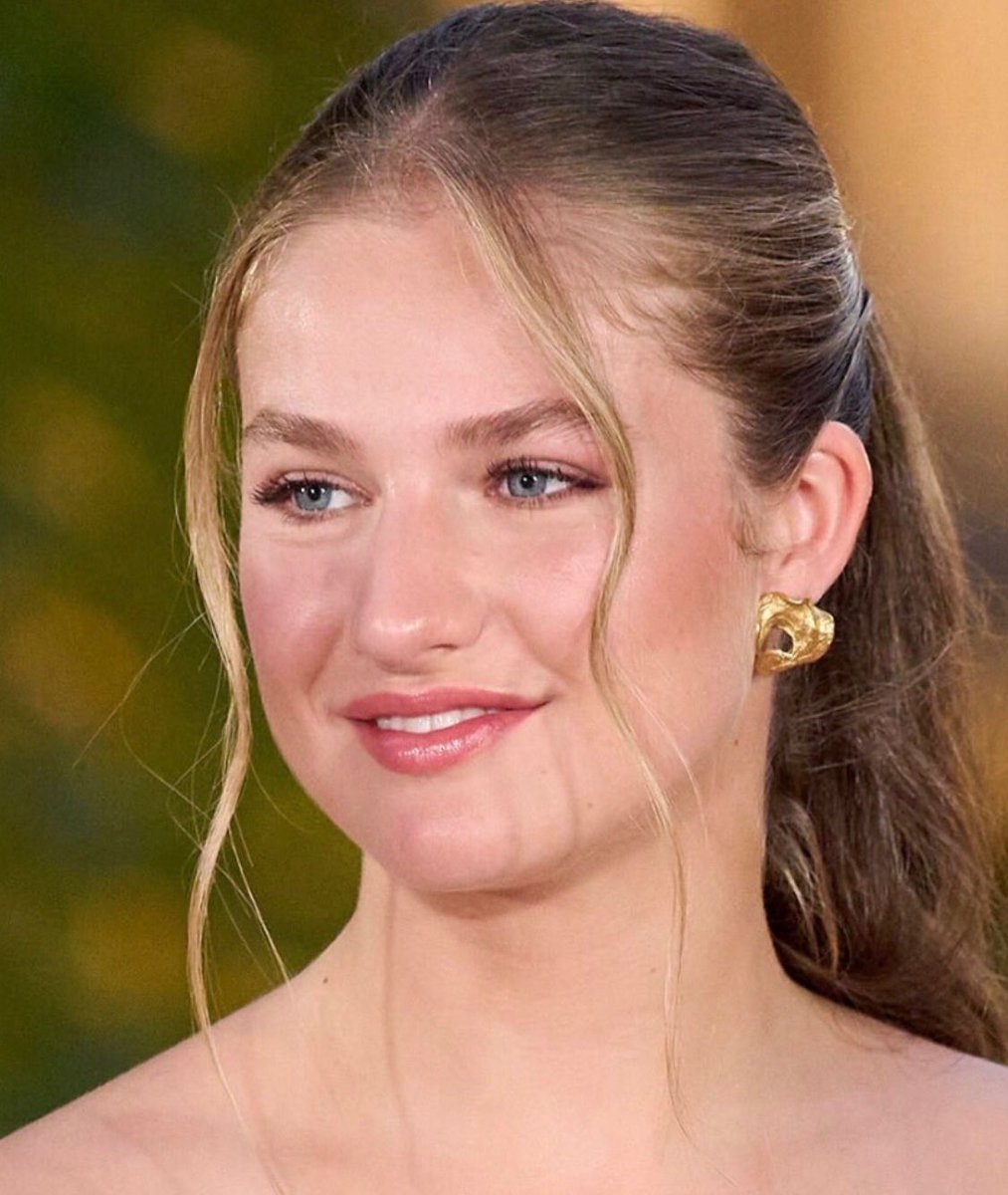 rindocasal's tweet photo. 🚨Tadinha da princesa da Espanha, 
Leonor que teve que ver de perto o grande amor da sua vida, Gavi, comemorando o título da Espanha ao lado da atual namorada. 🥹💔 https://t.co/HMVgB3PdyP