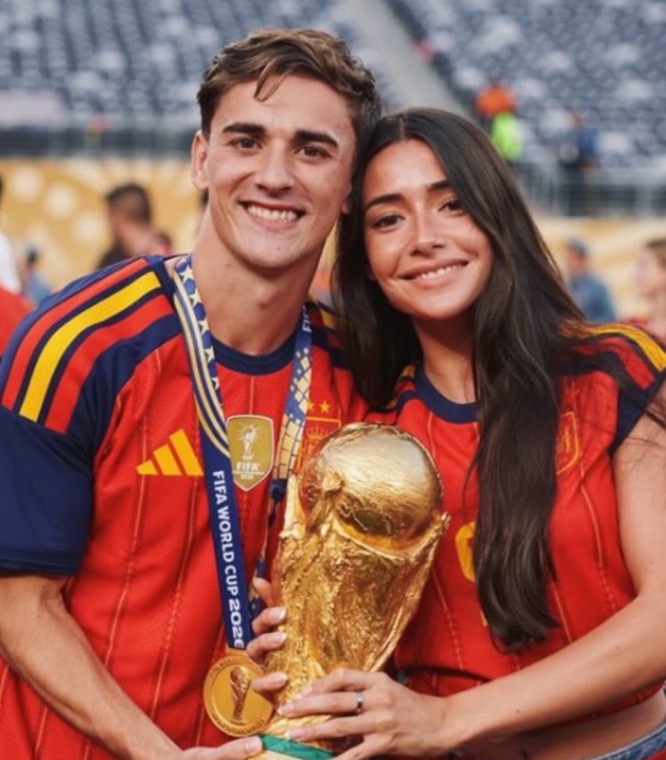 rindocasal's tweet photo. 🚨Tadinha da princesa da Espanha, 
Leonor que teve que ver de perto o grande amor da sua vida, Gavi, comemorando o título da Espanha ao lado da atual namorada. 🥹💔 https://t.co/HMVgB3PdyP