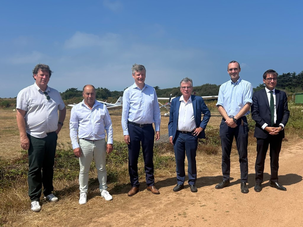 PrefetVendee's tweet photo. 📍 Déplacement du préfet sur l'Île d'Yeu

Éric Freysselinard @prefetvendee , s'est rendu sur l'Île d'Yeu #vendée pour une journée de travail placée sous le signe du dialogue territorial.

Au programme :
➡ une réunion d'échanges avec le maire de l''Ile d'Yeu et son équipe municipale afin d'évoquer les principaux dossiers du territoire et les projets en cours ;
➡ une visite de l'île, permettant d'appréhender les enjeux et les perspectives de développement de ce territoire insulaire.

Ce déplacement illustre l'engagement de l'État aux côtés des collectivités pour accompagner le développement et répondre aux besoins des habitants.