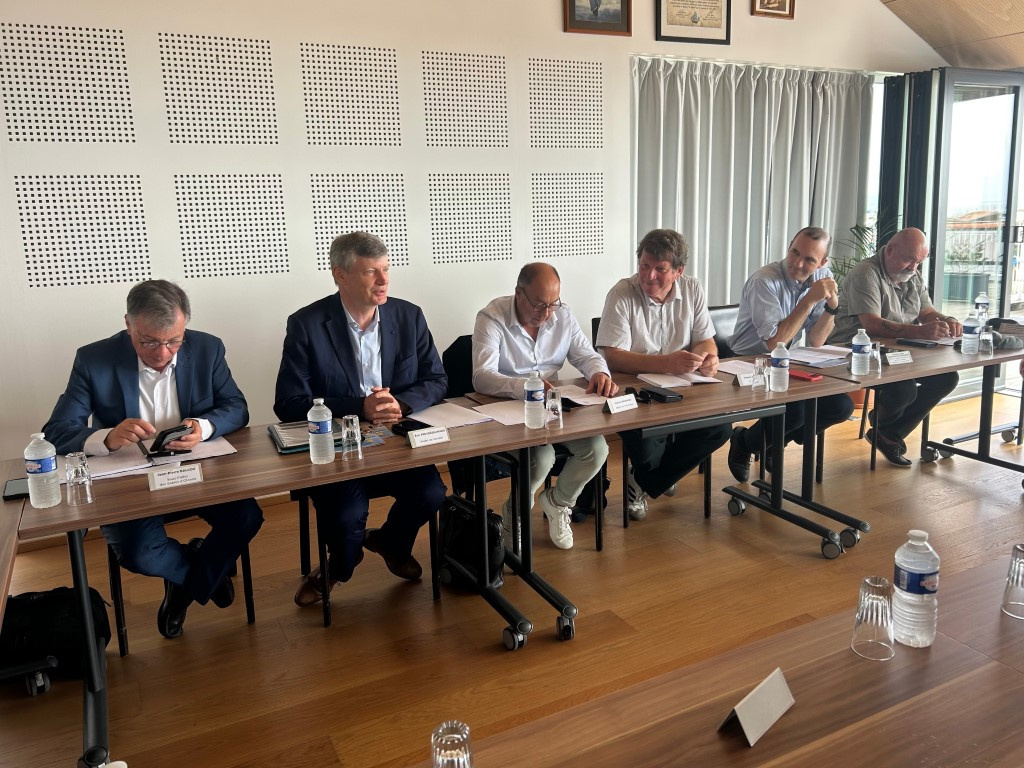 PrefetVendee's tweet photo. 📍 Déplacement du préfet sur l'Île d'Yeu

Éric Freysselinard @prefetvendee , s'est rendu sur l'Île d'Yeu #vendée pour une journée de travail placée sous le signe du dialogue territorial.

Au programme :
➡ une réunion d'échanges avec le maire de l''Ile d'Yeu et son équipe municipale afin d'évoquer les principaux dossiers du territoire et les projets en cours ;
➡ une visite de l'île, permettant d'appréhender les enjeux et les perspectives de développement de ce territoire insulaire.

Ce déplacement illustre l'engagement de l'État aux côtés des collectivités pour accompagner le développement et répondre aux besoins des habitants.