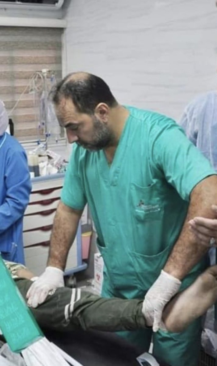 MSF_Argentina's tweet photo. 🏥El Dr. Hussam Abu Safiya, director del Hospital Kamal Adwan, permanece en aislamiento tras un año y medio de detención. El cirujano ortopédico de MSF,  Dr.Mohammed Obeid [foto], lleva más de 600 días detenido en Israel en condiciones muy difíciles y sin contacto con su familia. https://t.co/XaNNERZHiH