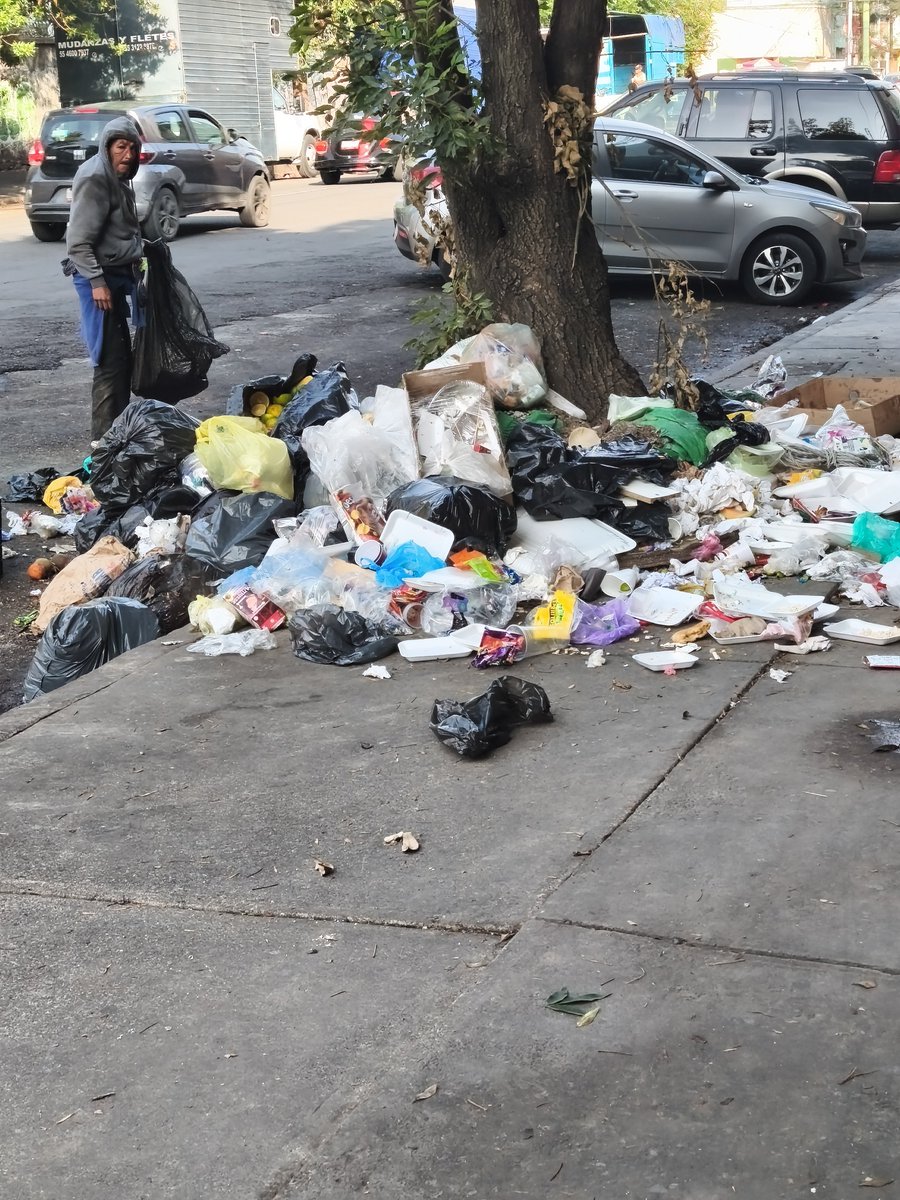 Onta_Magubi's tweet photo. @AlcCuauhtemocMx alcaldía de Poca Monta 1.- calle Beethoven casi esq con calzada de Guadalupe 2.- Calzada de Guadalupe casi esq. Con circuito interior, que tristeza y cuánto abandono, ya quiten ese depósito de basura, ya no sirve y es el pretexto para que la gente lo use! https://t.co/xkRPnCcWl4