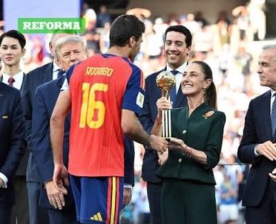 EdMZ_75's tweet photo. @EmbEspMex @Claudiashein Y encima nos dio el oro sonriendo!! Para que luego digan que nos lo robamos… 😂 https://t.co/02IjY7kzkt
