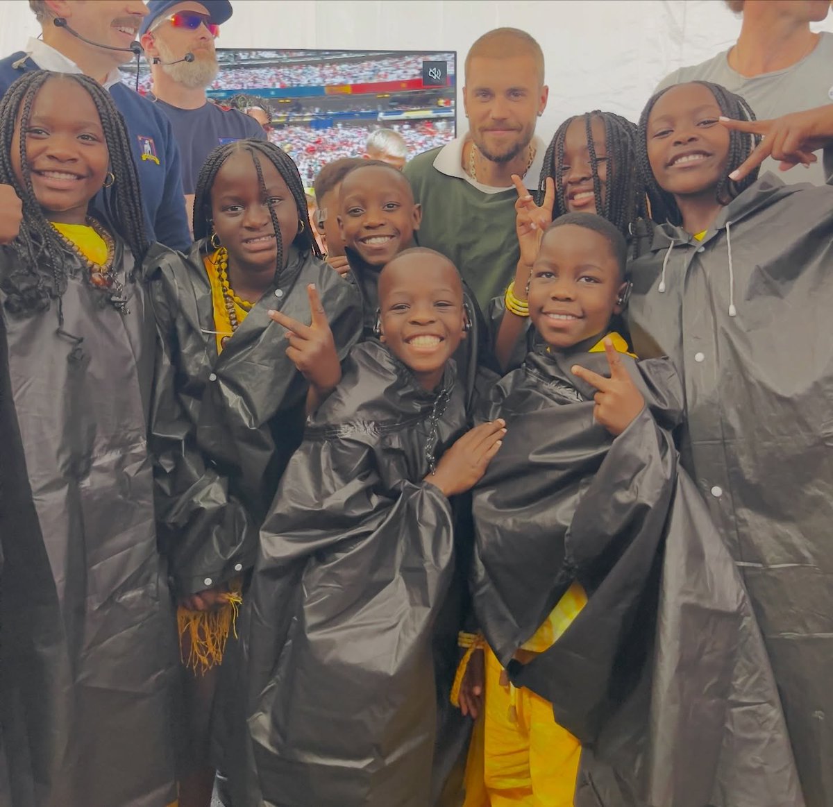 turnebieber's tweet photo. 📸 Os Ghetto Kids compartilharam novos registros dos bastidores da final da Copa do Mundo FIFA 2026 ao lado de Justin Bieber. https://t.co/CNaziSDi5K