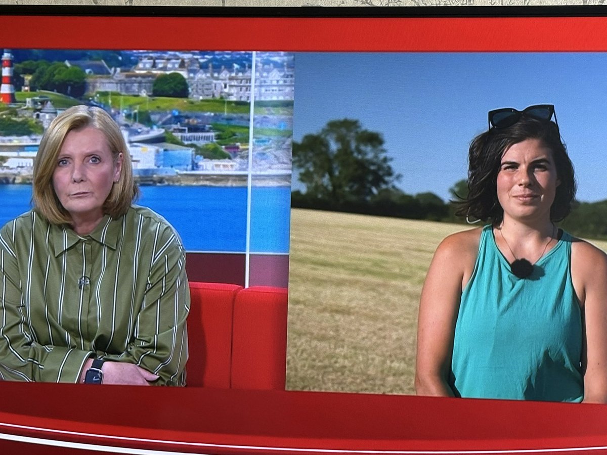 EE11FEE's tweet photo. Oops! @NatalieCornah being called Christine on tonight’s BBC Spotlight. Not once, but twice!
#awkward https://t.co/gi8P9Bi6VW